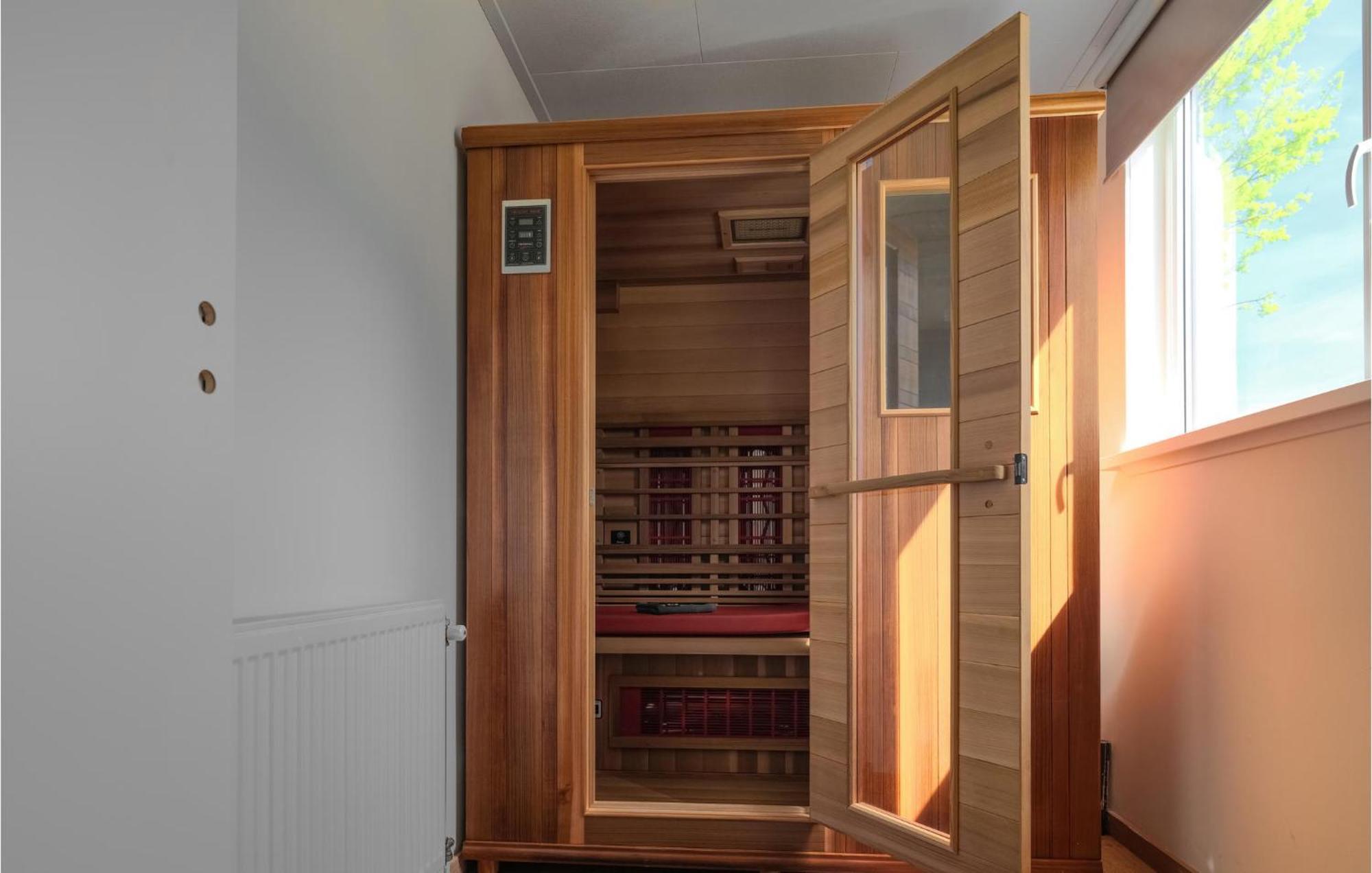 Nice Home In Heinkenszand With Sauna 外观 照片