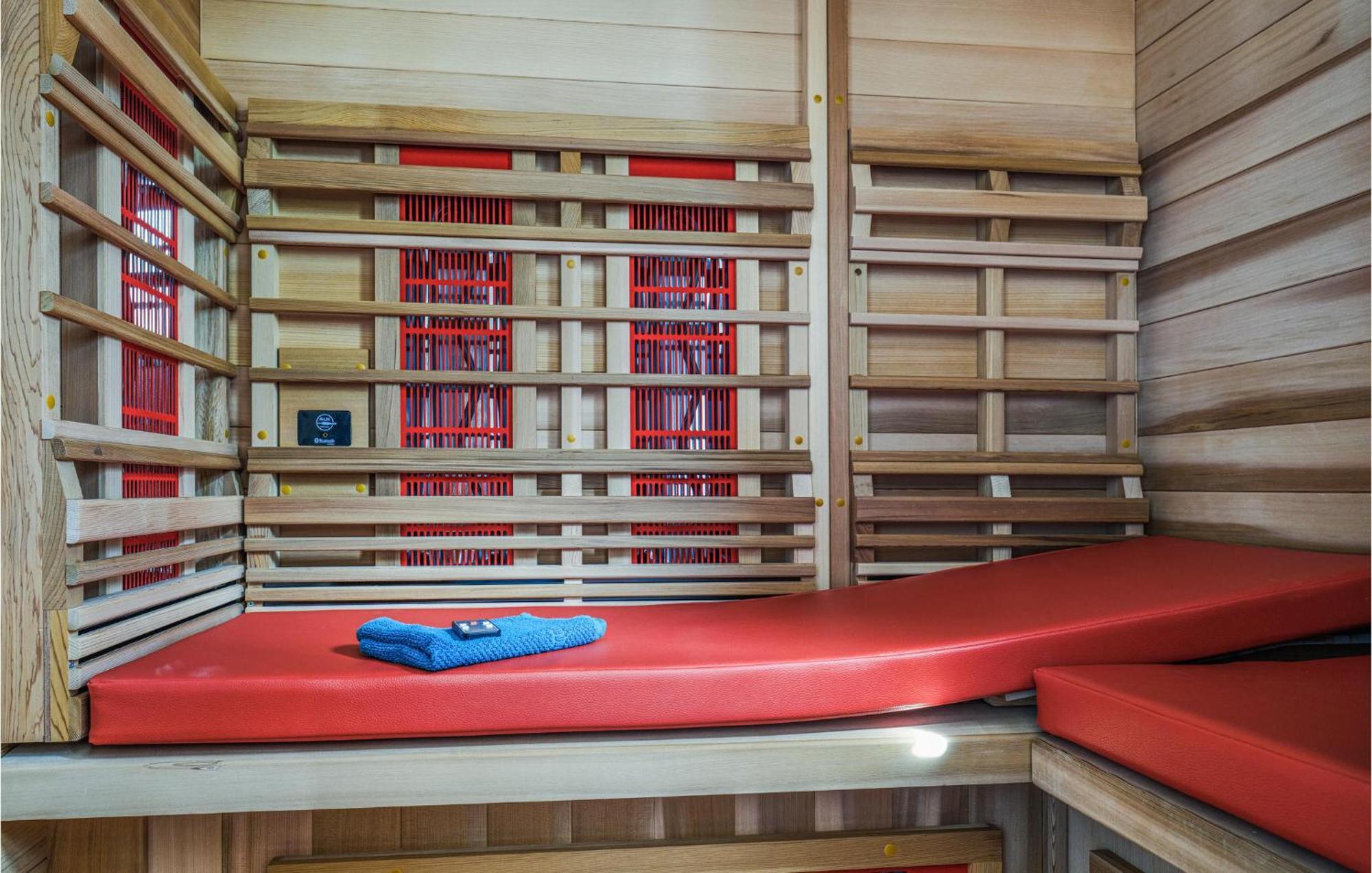 Nice Home In Heinkenszand With Sauna 外观 照片